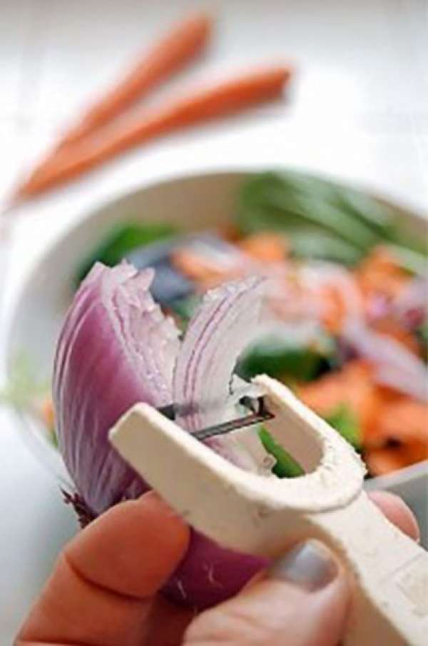 Utilisez un couteau économe pour couper l'oignon finement