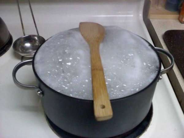 Placez une cuillère en bois sur la casserole d'eau bouillante pour éviter que ça ne déborde