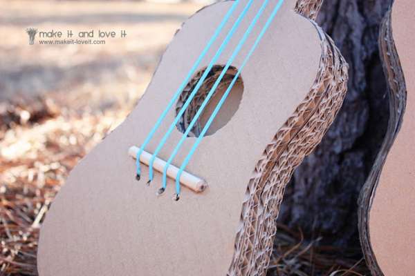 Guitare à fabriquer soi-même avec du carton de récup