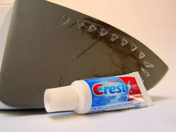 Nettoyez votre fer à repasser avec du dentifrice