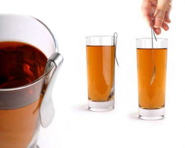 Une cuillère à café qui tient sur votre verre