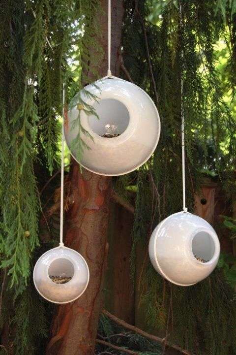Mangeoires à oiseaux faites de boules d'anciens lampadaires