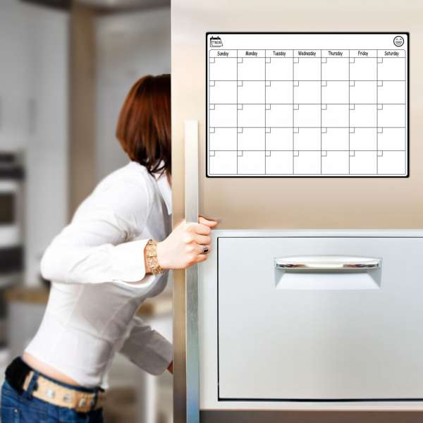 Un tableau blanc magnétique pour le frigo avec un calendrier pour écrire les choses importantes