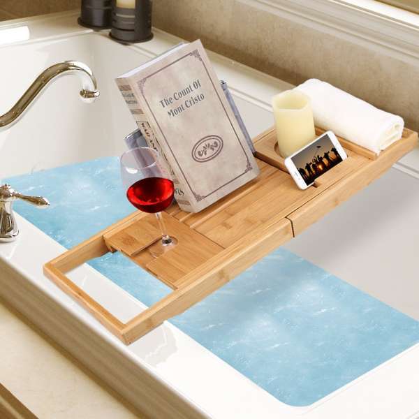 Un pont de baignoire en bambou pour maintenir en place votre smartphone et autres accessoires dans le bain