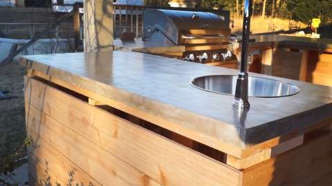Créez un comptoir en béton pour votre cuisine extérieure