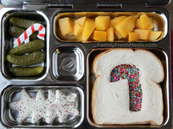 Une lunch box avec un sandwich initiale