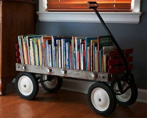 Bibliothèque mobile sur un chariot
