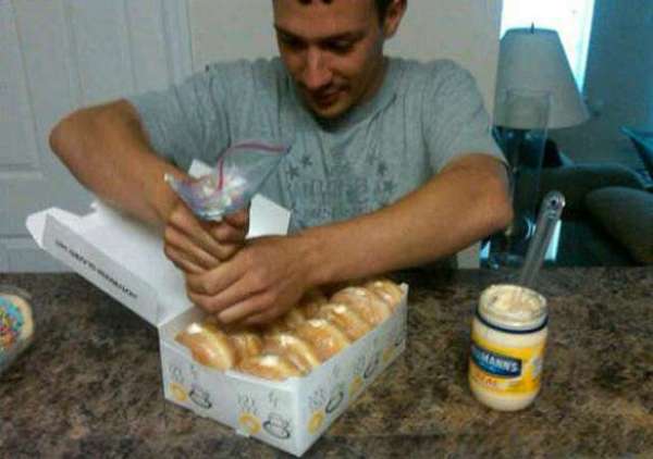 Fourrez des viennoiseries avec de la mayonnaise et offrez-les à vos collègues