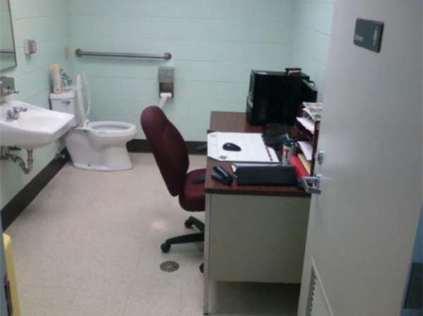 Installez le bureau de votre collègue dans les toilettes