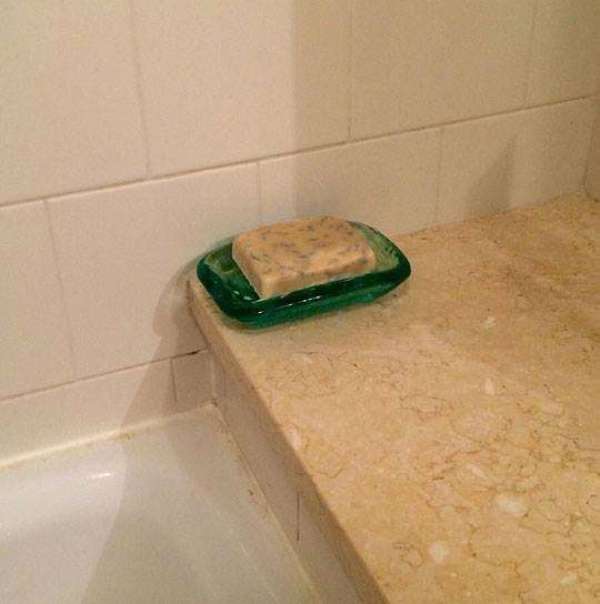 Remplacez le savon de votre ami par un morceau de fromage pour faire une blague à vos amis