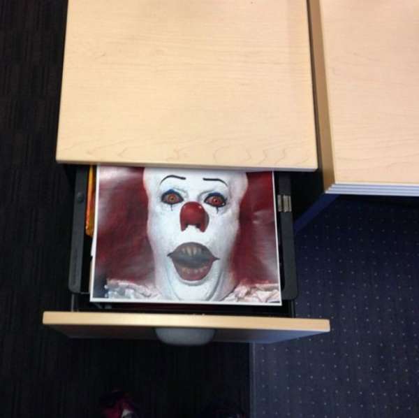 Placez une photo de clown effrayant dans le tiroir de votre collègue