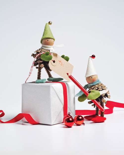 Figurines d'elfes avec des pommes de pain