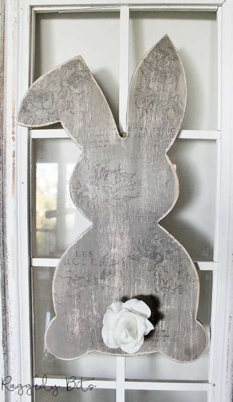 Un lapin de Pâques à accrocher à la porte d'entrée