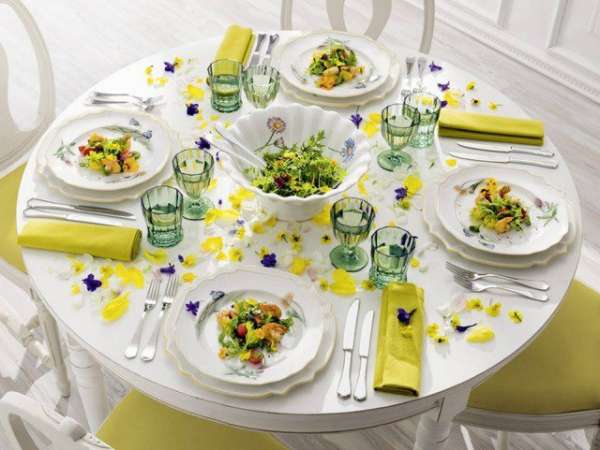 Décoration de table chic jaune rehaussée de bleu avec des pétales de fleurs