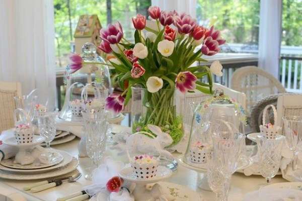 Décoration de table toute blanche avec des touches de mauve et des tulipes en centre de table