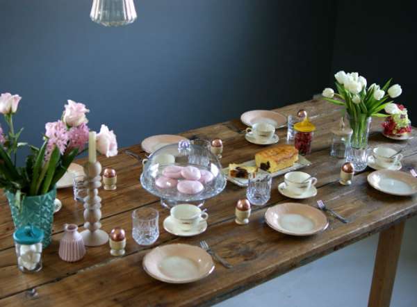 Table en bois avec des touches de couleurs pour Pâques