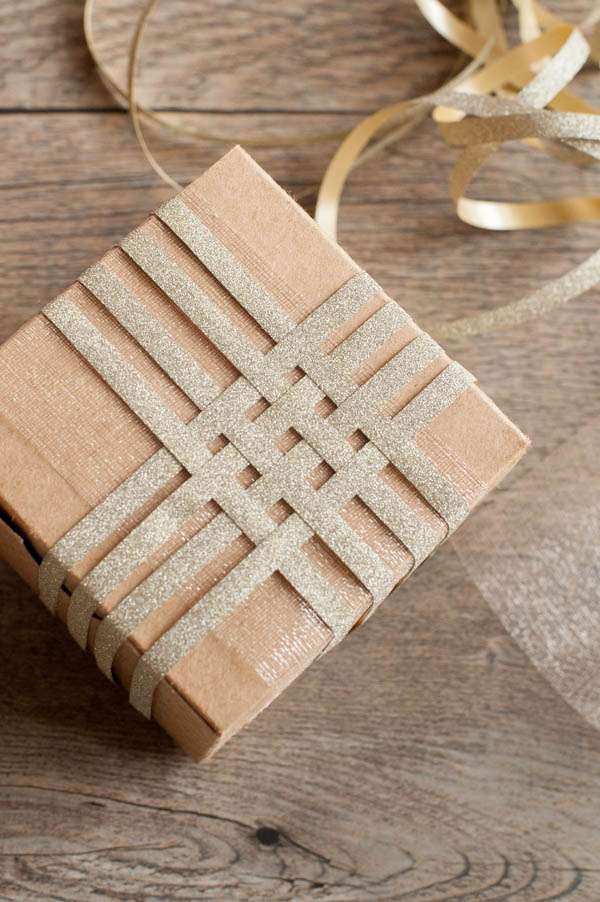 Un emballage cadeau en utilisant du ruban à friser avec un design de treillis