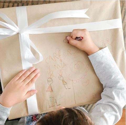 Un emballage cadeau avec les dessins de vos enfants