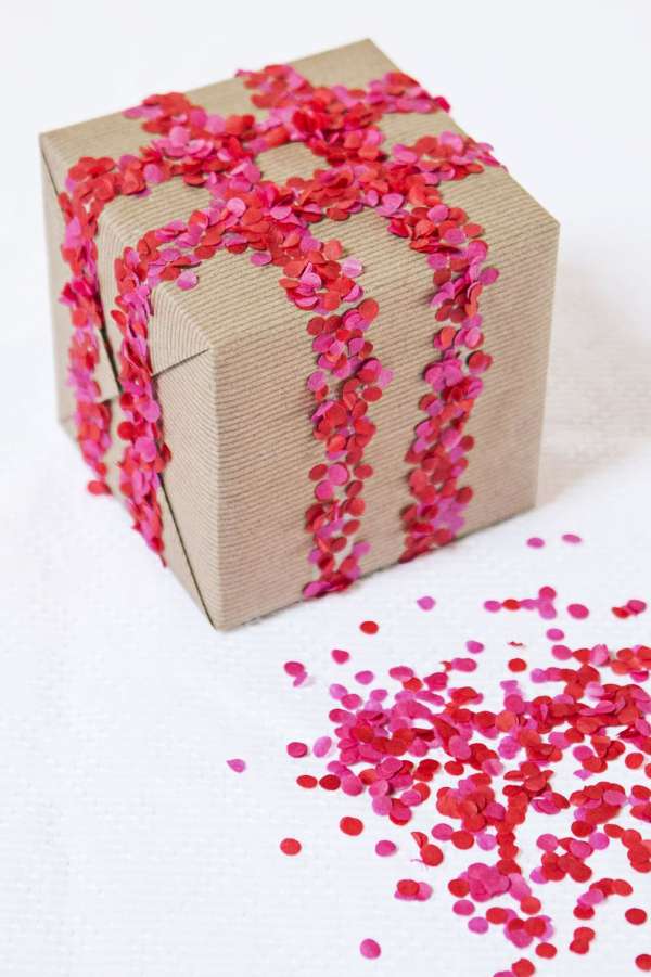 Un emballage cadeau sympa avec du papier kraft et des confettis