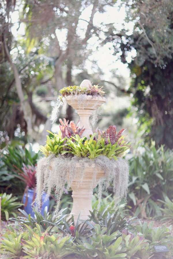Une fontaine de jardin décorée spécialement pour le mariage