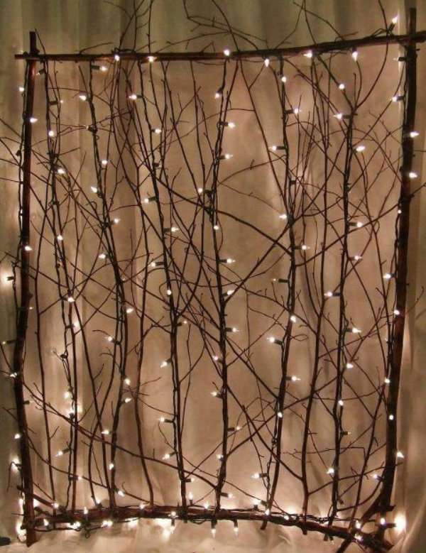 Mur lumineux avec des branches d'arbre
