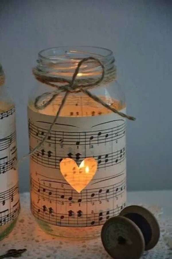 De jolies lanternes en verre avec des partitions de musique