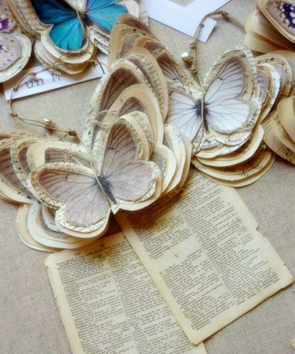 De jolies papillons avec de vieux livres