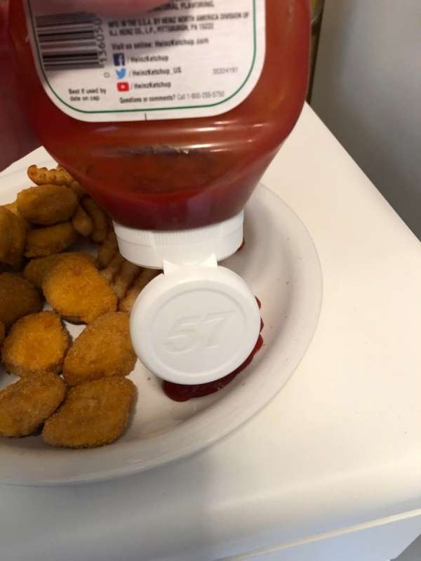Appuyez sur la bouteille de ketchup au milieu pour moins de projections