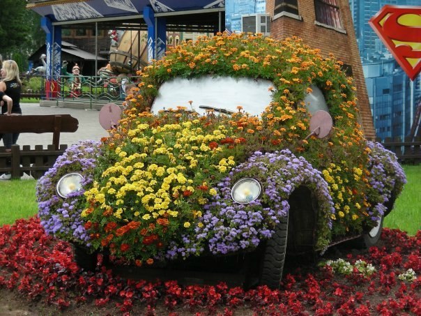 Une voiture vintage habillée de fleurs qui fera son petit effet dans le jardin