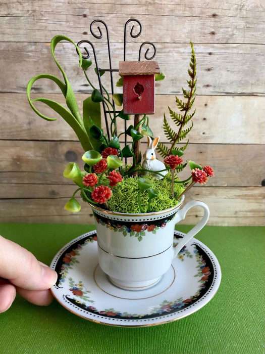 Un jardin miniature dans une tasse purement décoratif