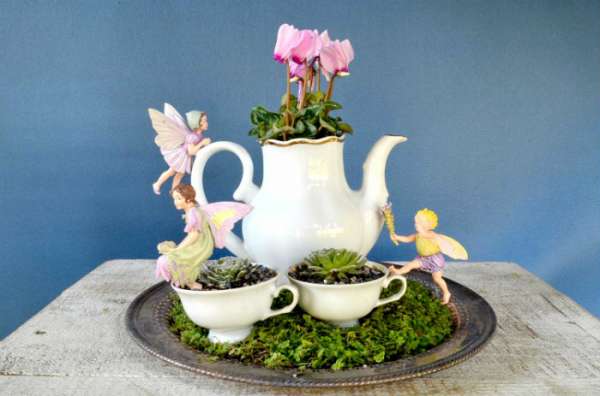 Un mini-jardin pour vos fées réalisé avec un service à thé vintage