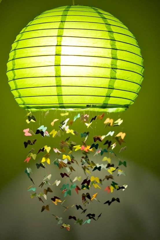 Une jolie lanterne avec des papillons suspendus