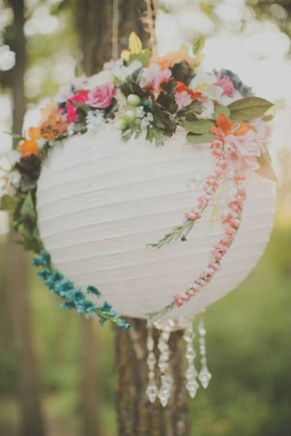 Une lanterne fleurie pour une décoration de mariage
