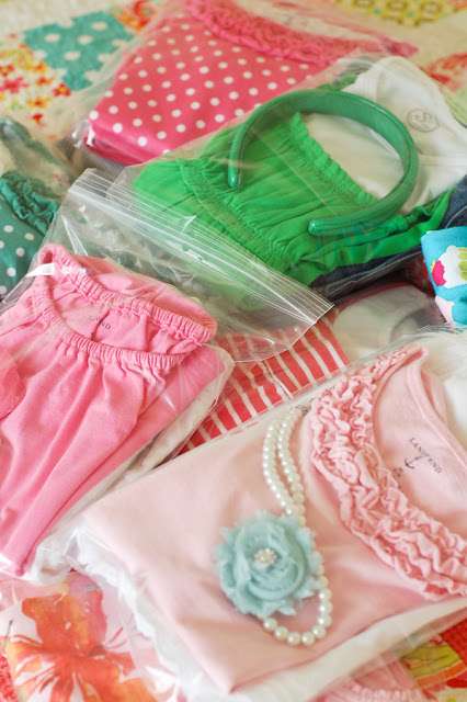 Rangez les tenues de vos enfants séparément dans des sacs à zip pour éviter la pagaille à chaque fois qu'il doivent se préparer