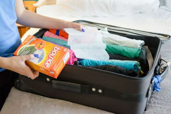 Placez une lingette assouplissante à l'intérieur de la valise pour garder une odeur de frais
