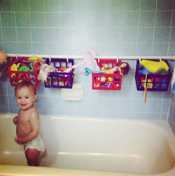 Un rangement pour les jouets de bébé dans la salle de bain
