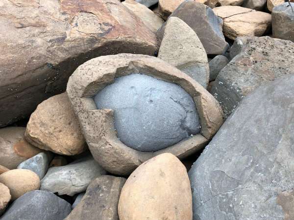 Une pierre dans une pierre