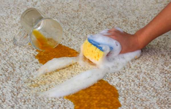 Ne pas nettoyer les taches sur le tapis à temps