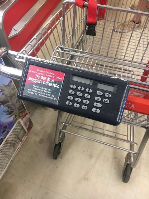 Ce chariot de supermarché a une calculatrice pour vous permettre de calculer le montant de vos courses