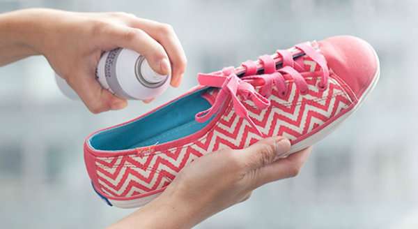 Evitez la transpiration en vaporisant du shampoing sec dans vos chaussures