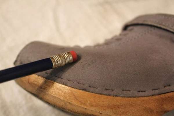 Utilisez une gomme de crayon pour enlever les taches des chaussures en daim