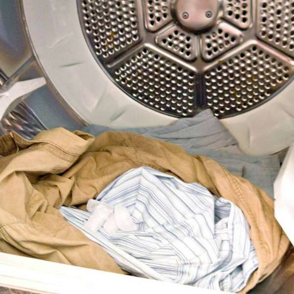 Mettre des glaçons dans le sèche linge pour défroisser les vêtements