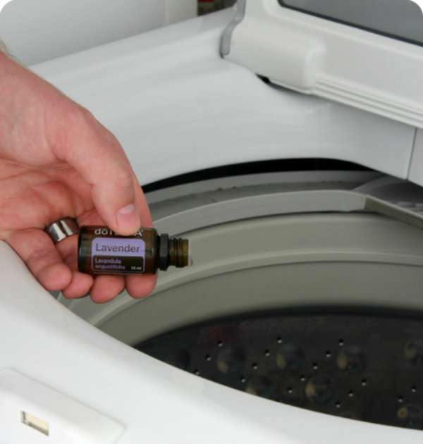 Ajouter quelques gouttes d'huile essentielle de lavande à vos draps durant le rinçage pour une odeur agréable et un meilleur sommeil
