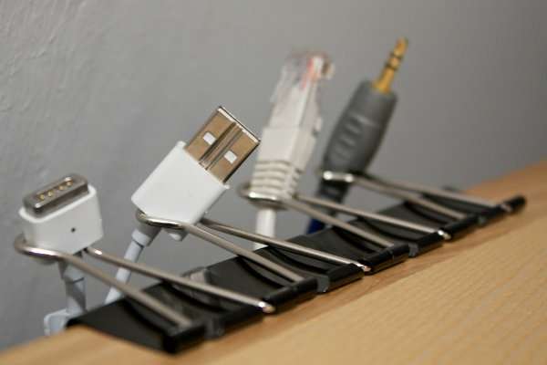 Des clips à papier pour des câbles bien en place