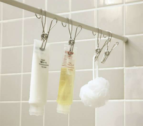 Des crochets sur la barre du rideau de la salle de bain pour ranger les produits