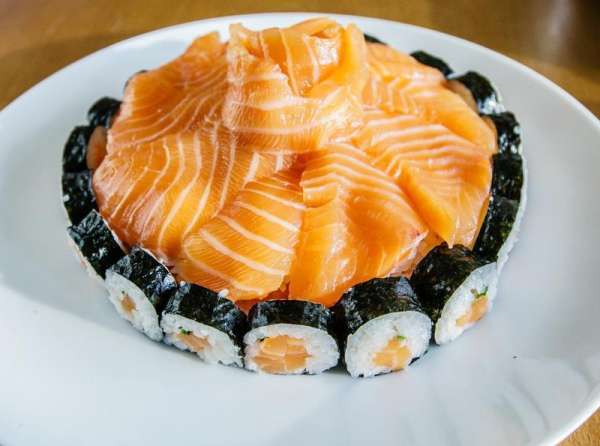 Sashimi Cake avec des rouleaux de sushi
