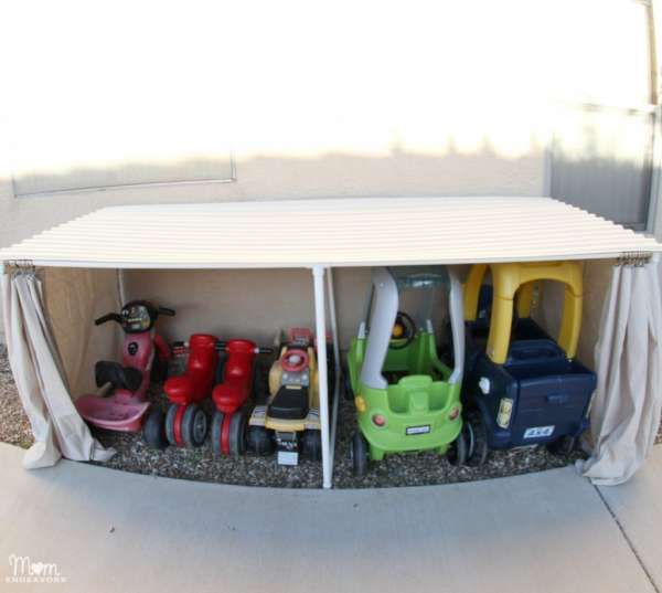 Un garage miniature à faire soi-même pour les voitures des enfants