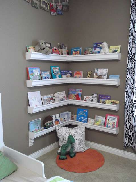 Un coin de  lecture avec des étagères pour ranger les livres des enfants