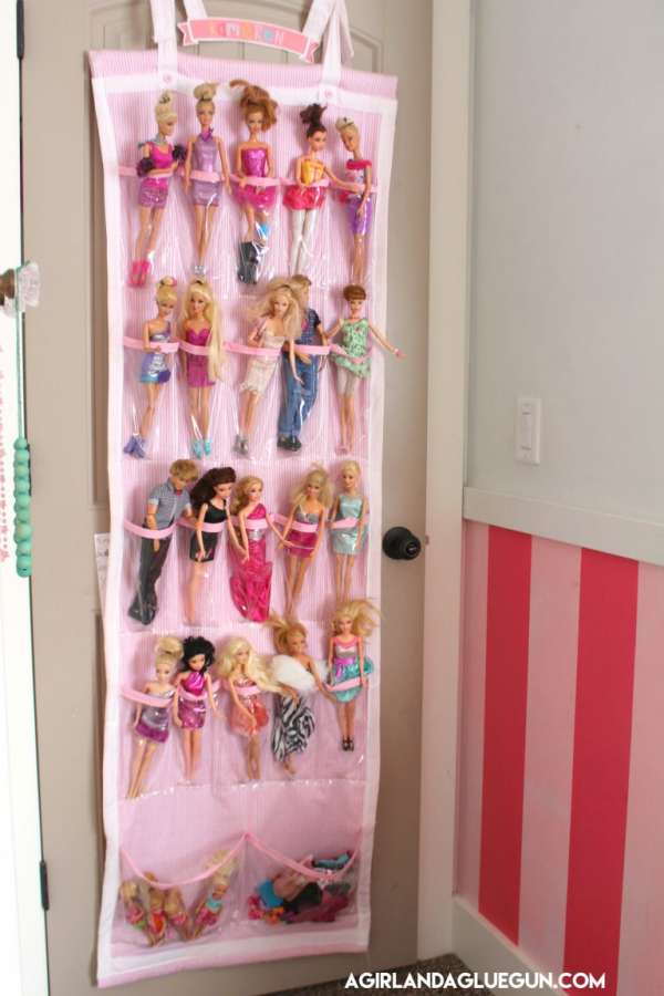 Un rangement mural à suspendre pour ordonner les poupées