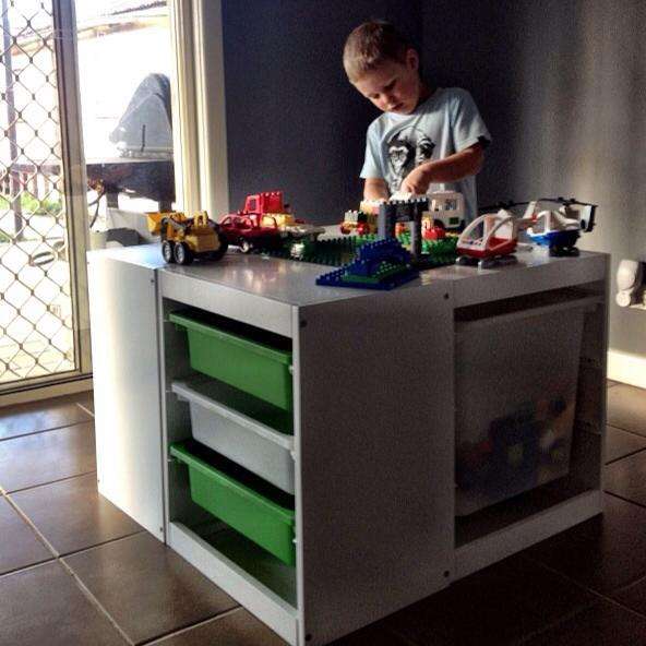Une table de jeux avec des bacs de rangement à Lego pour le bonheur de maman et des enfants